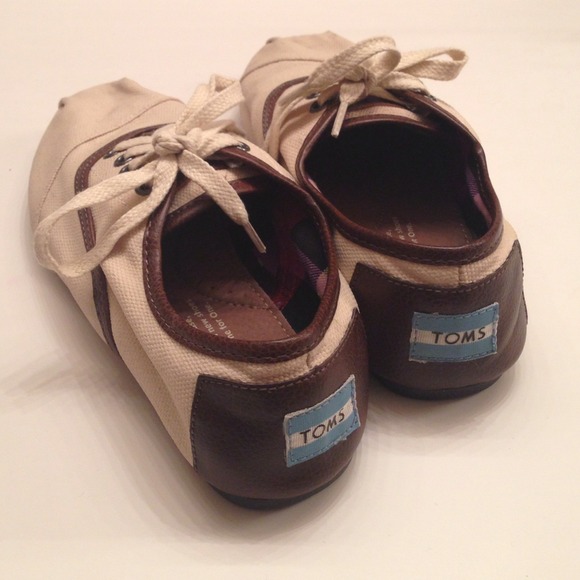 TOMS Oxford lace up shoes! Only worn once!