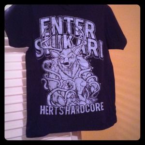 Enter shikari band tee! 💙