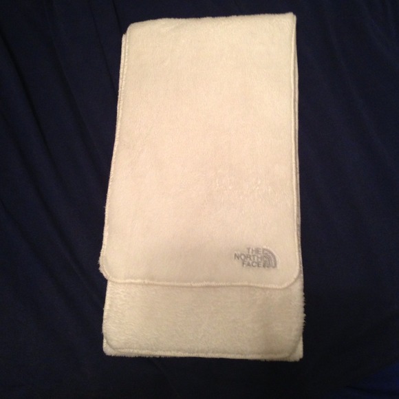 🚫 SOLD 🚫White North Face scarf