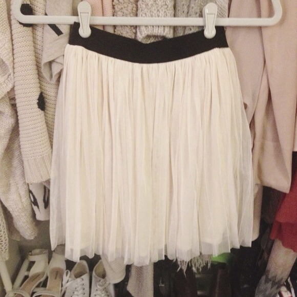 ❌📦 SOLD -- Forever 21 Tulle Skirt White Cream