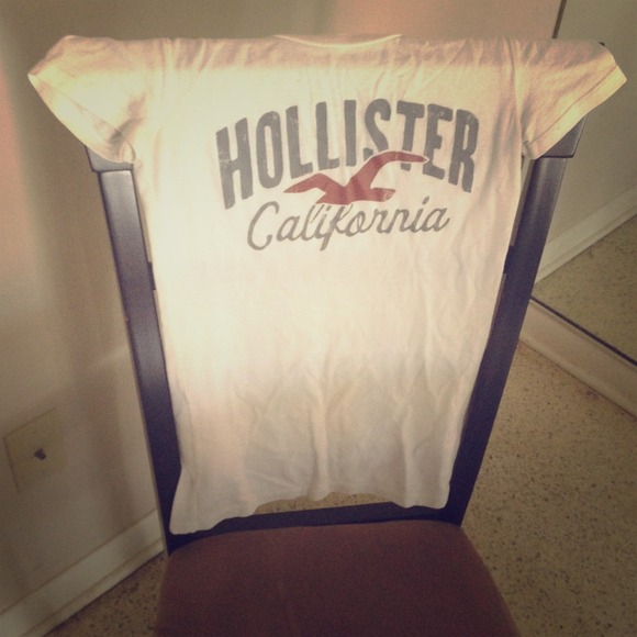 🎉S Hollister Shirt  DISCOUNTS💰BUNDLES🎀TRADES🎁