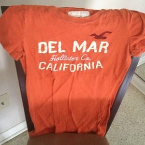 XS Hollister T-shirt  DISCOUNTS💰BUNDLES🎀TRADES