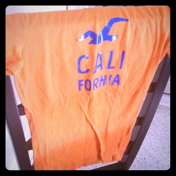 XS Hollister shirt  DISCOUNTS💰BUNDLES🎀TRADES🎁