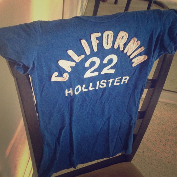 XS Hollister shirt  DISCOUNTS💰BUNDLES🎀TRADES🎁