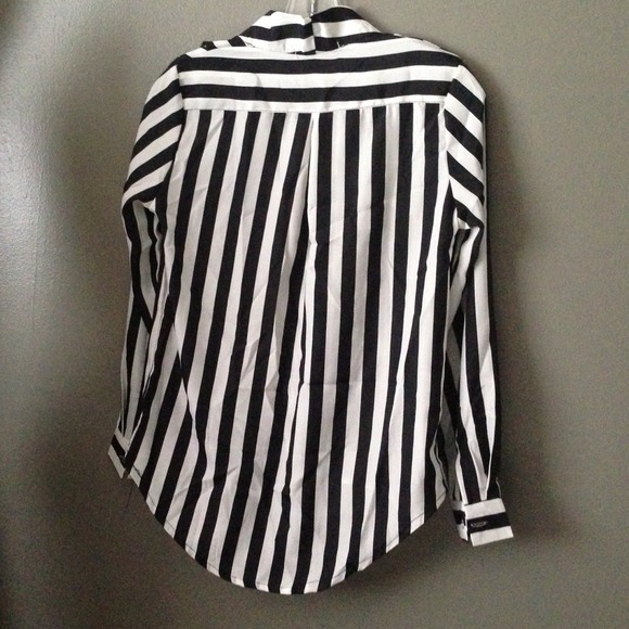 ❌SOLD❌ Striped Top - Picture 4 of 4