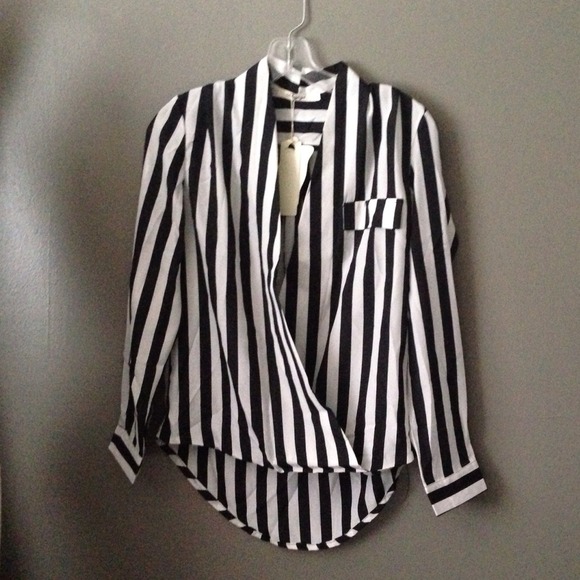 ❌SOLD❌ Striped Top - Picture 2 of 4