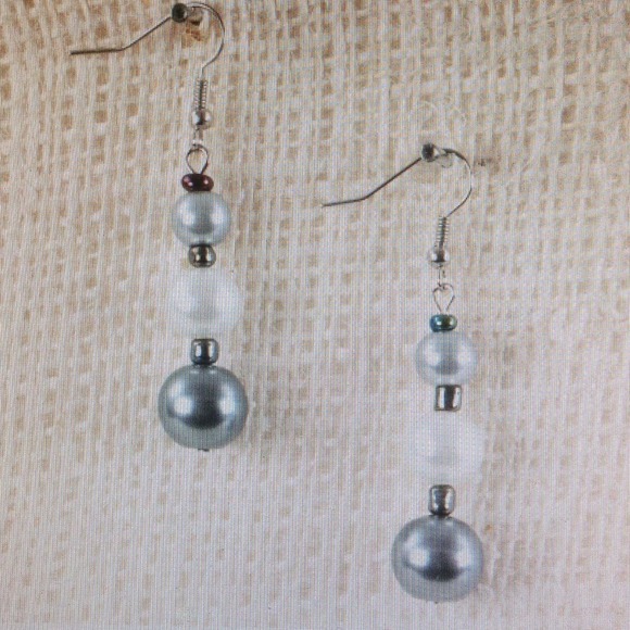 Pearl Bead Earring 1.5" - Gray/White