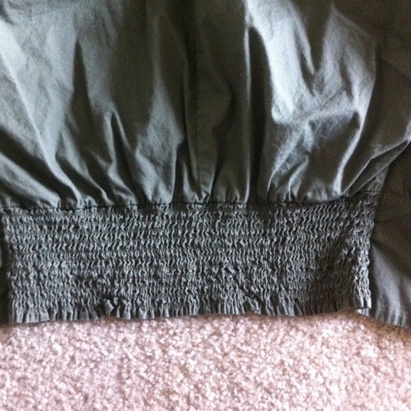 ❌❌SOLD❌❌Green Top - Picture 3 of 3