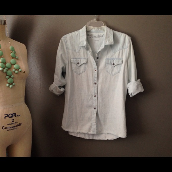 ❌SOLD❌ Chambray Shirt - Picture 4 of 4