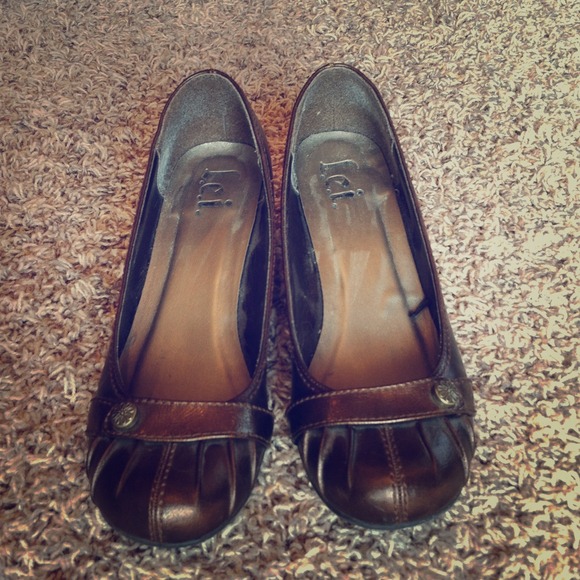 Bronze kitten heel round toe pump