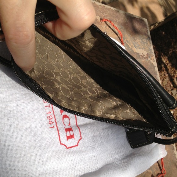 Coach wristlets. Black leather - Picture 3 of 4