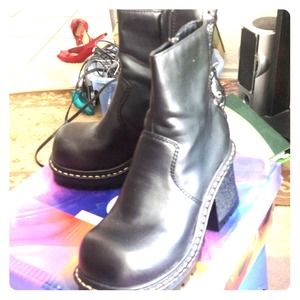 L.e.i black leather boots sized 5.5