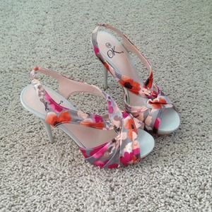 Great heels! Worn once.