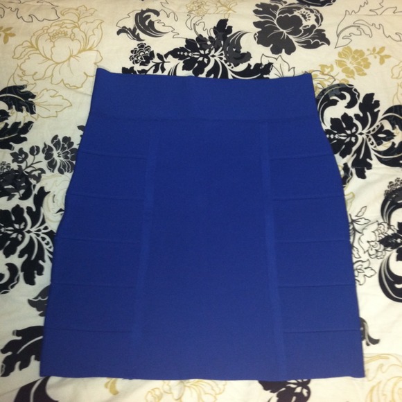 ❌SOLD❌ 🆕 BCBG Textured Blue Bandage Skirt - Picture 2 of 4