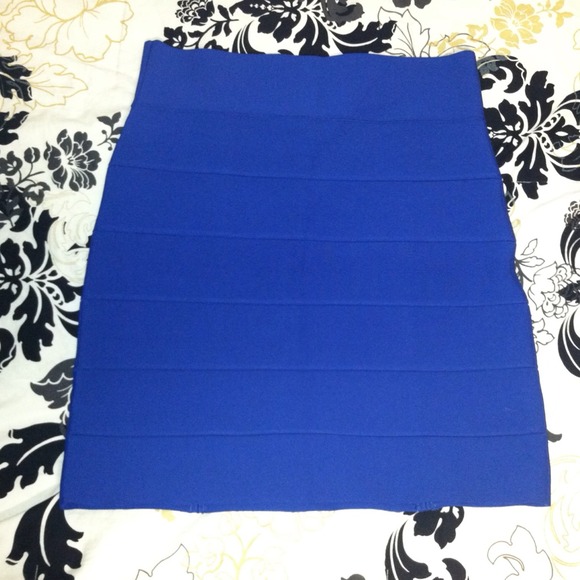 ❌SOLD❌ 🆕 BCBG Textured Blue Bandage Skirt - Picture 3 of 4