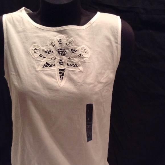 Armless-high neck with embroidery in the center