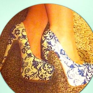 selling a beautiful pair of blue print heels.