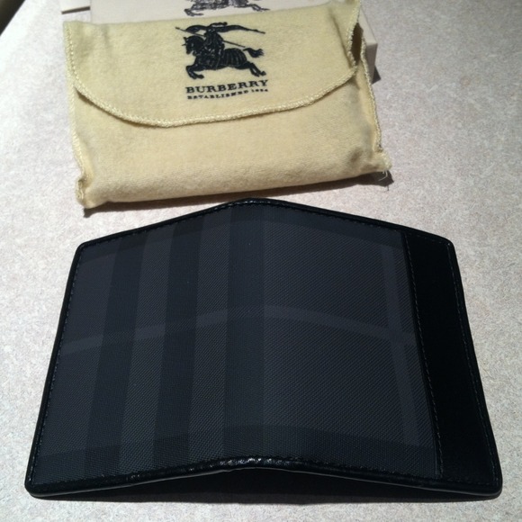Lowest price on this NWT Burburry Card Holder.