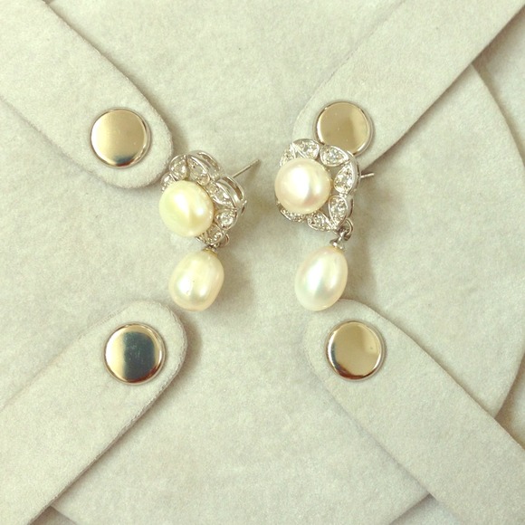 Diamond/Pearl Pendant Earings