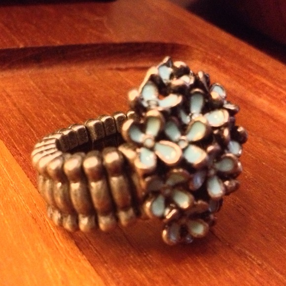 Flower ring. - Picture 2 of 3