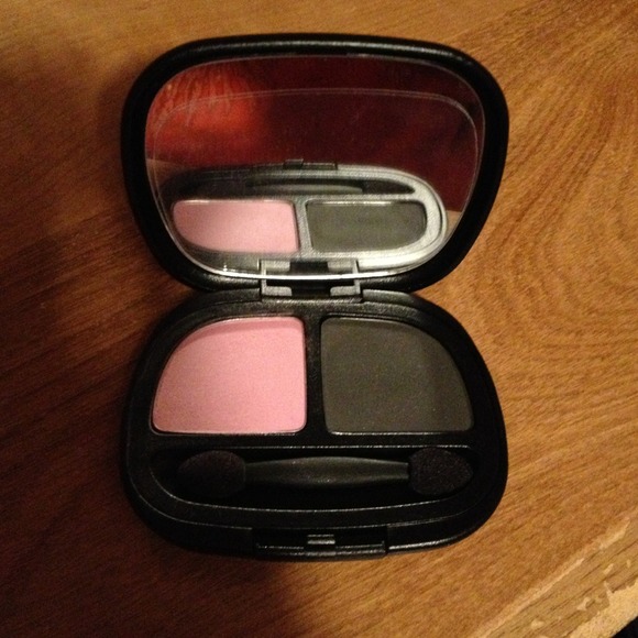 🚫Sold! Pink and black eyeshadow! :)