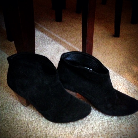 Black suede Steve Madden booties 8m