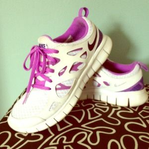 Girls size 6.5 nike free run 2