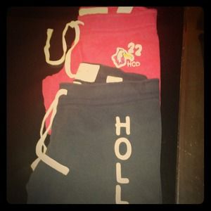 SOLD🎁🎊🎊🎊🎉Bundle of two hollister capri pants