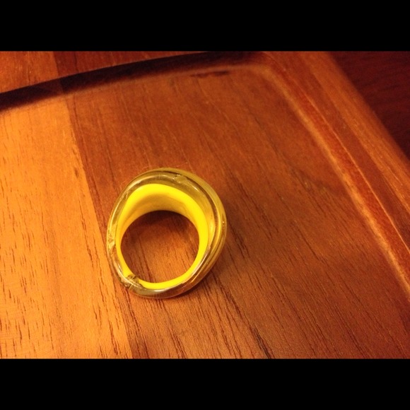 Yellow ring. - Picture 2 of 2