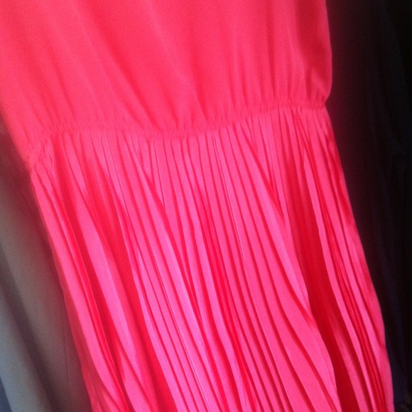 Pink Dress w Keyhole Back Detail - Picture 2 of 3