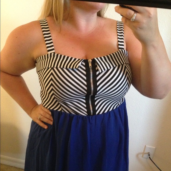 SOLD-✳️blk&white zip up hi-lo dress - Picture 2 of 4