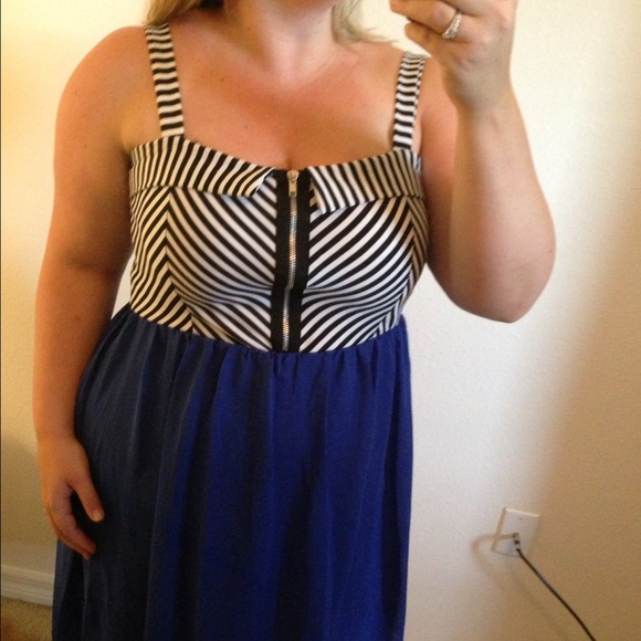 SOLD-✳️blk&white zip up hi-lo dress - Picture 3 of 4