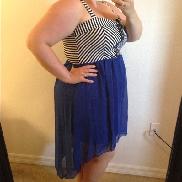 SOLD-✳️blk&white zip up hi-lo dress - Picture 4 of 4