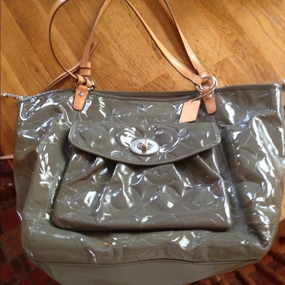 Patent leather coach bag 🚫NO TRADES🚫