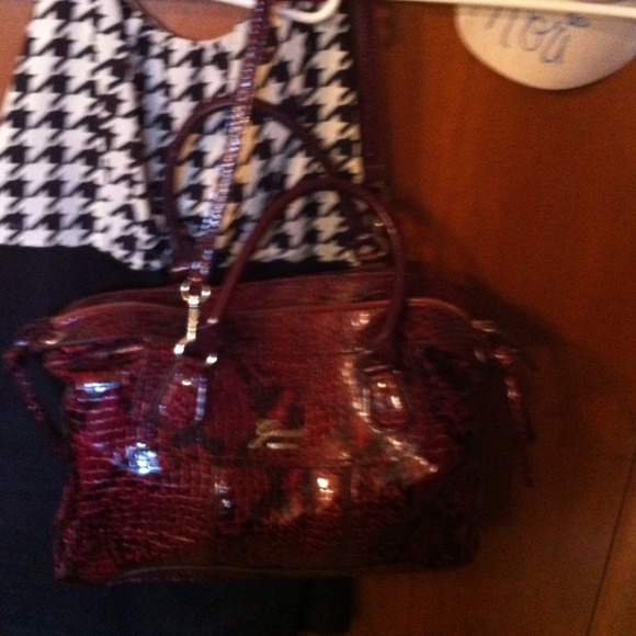 Brand new guess purse :) with tag