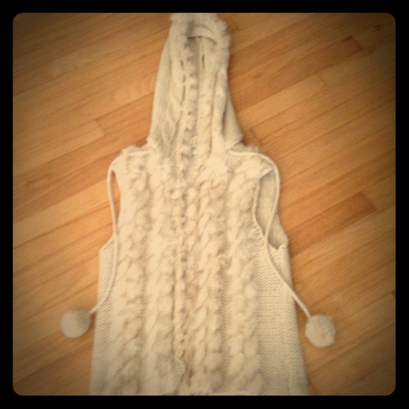 Beige sleeveless jacket w/fur