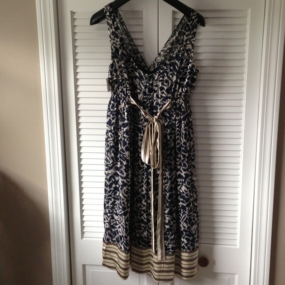 BCBG MAXAZRIA silk vneck dress - Picture 3 of 4