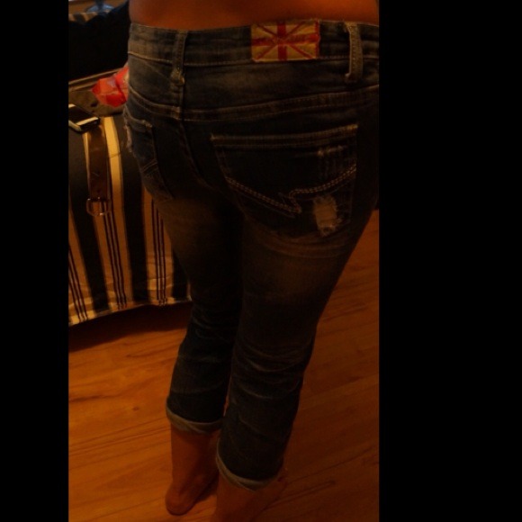 ❌SOLD❌ distressed capris - Picture 2 of 3