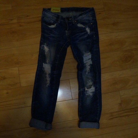 ❌SOLD❌ distressed capris - Picture 3 of 3