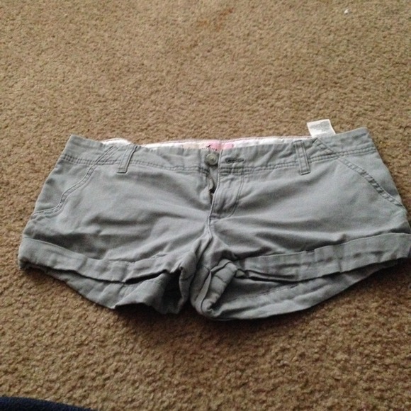 Trade! 😊 Grey hollister shorts ⚓️ - Picture 1 of 2