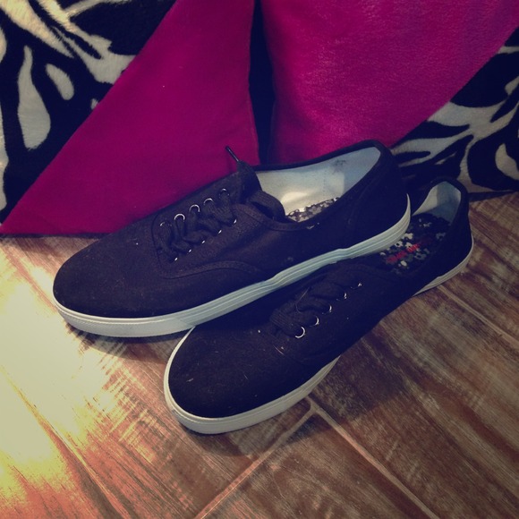 Plain black tennis sneaker!