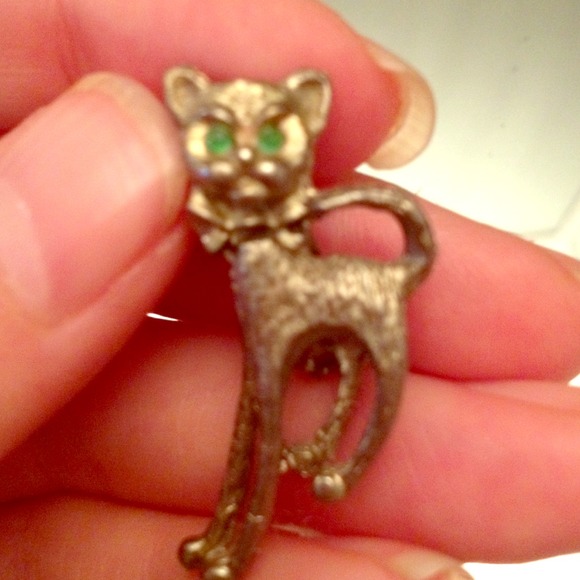 Cat pin with green eyes