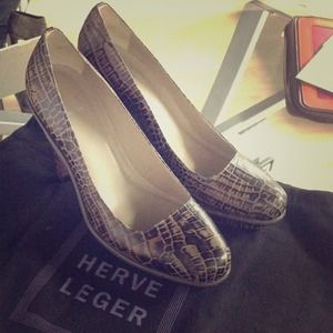 HERVE LEGER Classic pumps.