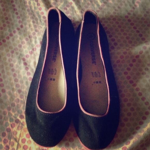Cute converse black flats with pink accents