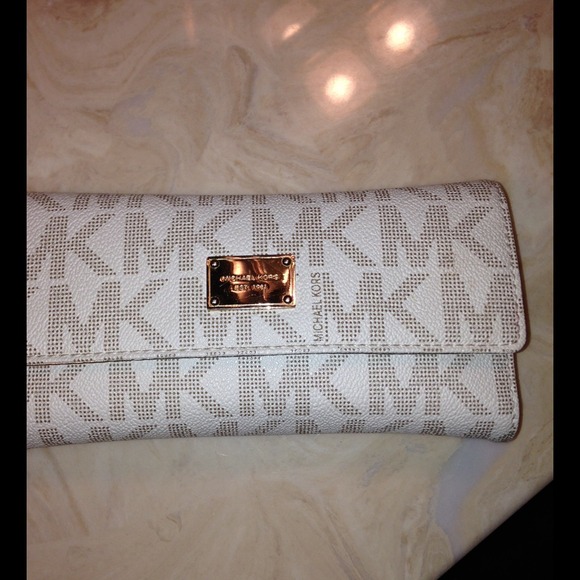 🚫SOLD LOCALLY🚫 Authentic Michael Kors Wallet
