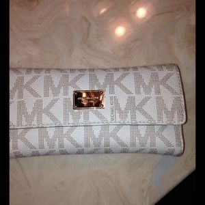 🚫SOLD LOCALLY🚫 Authentic Michael Kors Wallet