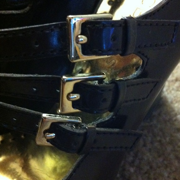 Brown BCBG pumps. - Picture 2 of 4