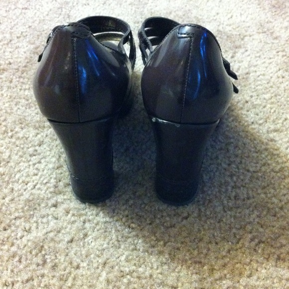 Brown BCBG pumps. - Picture 4 of 4