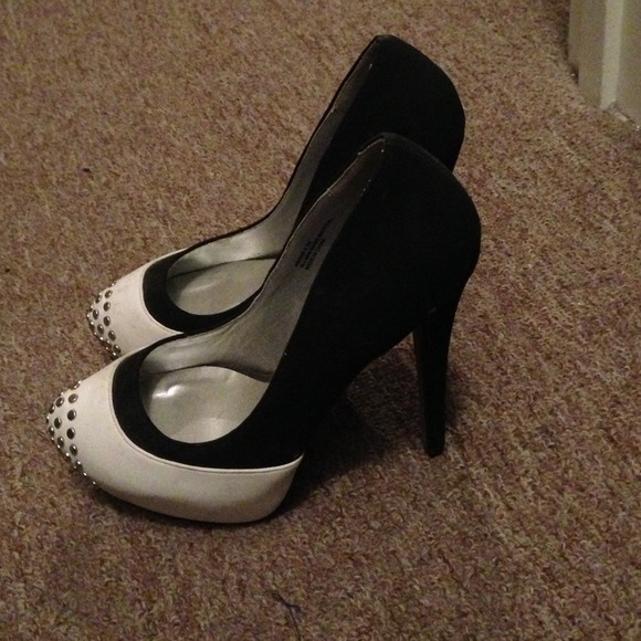Black and white studded high heels - Picture 2 of 2