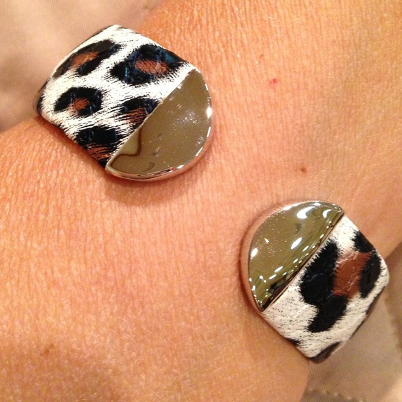 HOLD BRAND NEW Leopard print Hinged Cuff  Watch - Picture 3 of 4